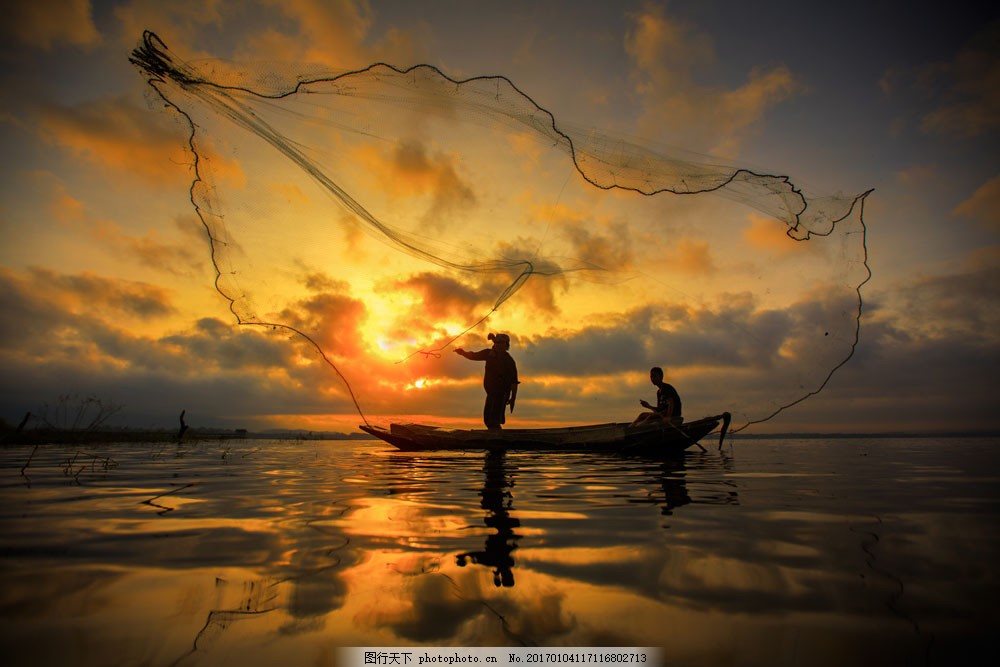 海面上撒网的渔民图片