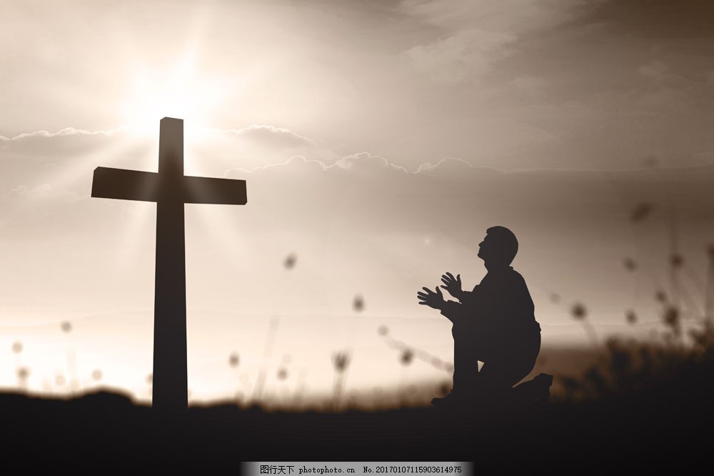 十字架与祷告的人图片
