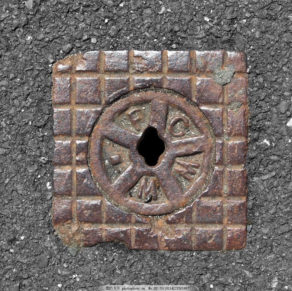 商丘这段路上多处井盖正在维修