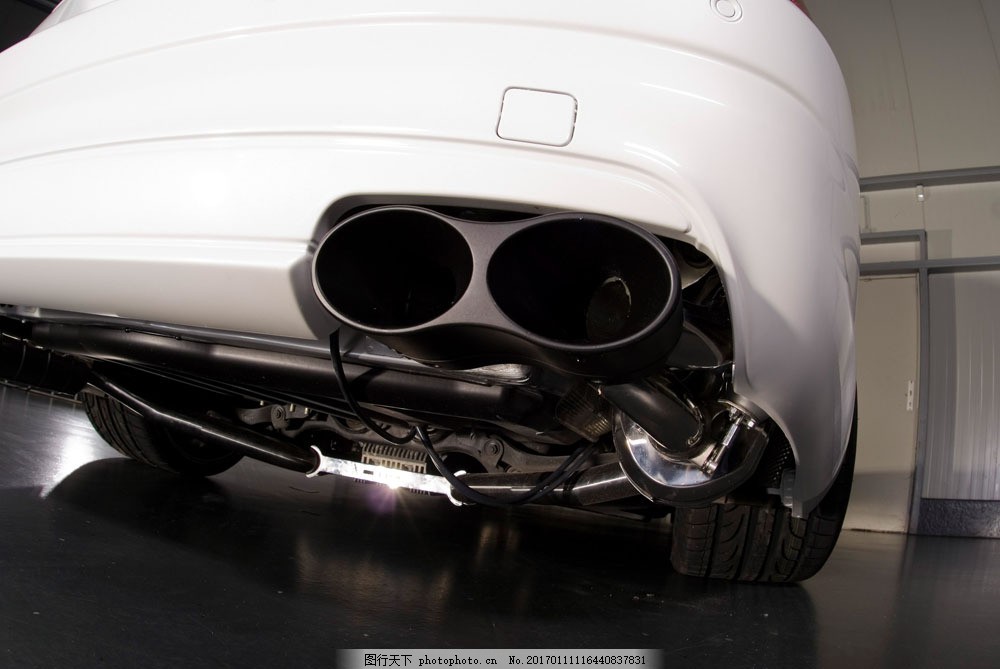 汽车双排气管图片