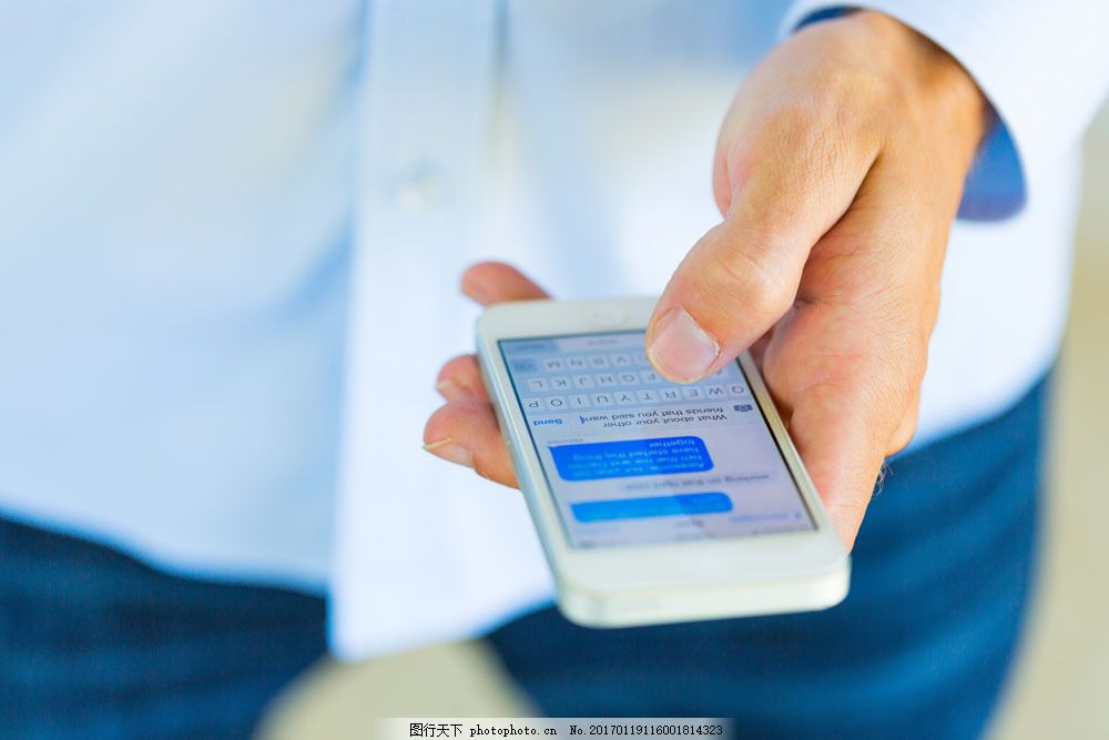 正在使用智能手机的商务人士 正在使用智能手机的商务人士图片素材