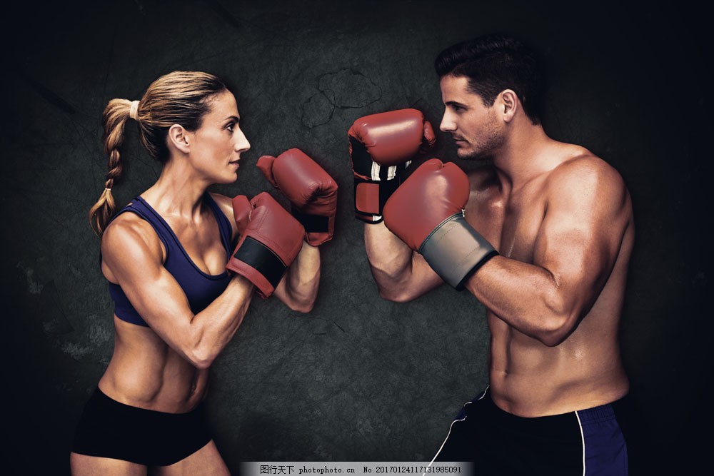 练拳击的男女图片