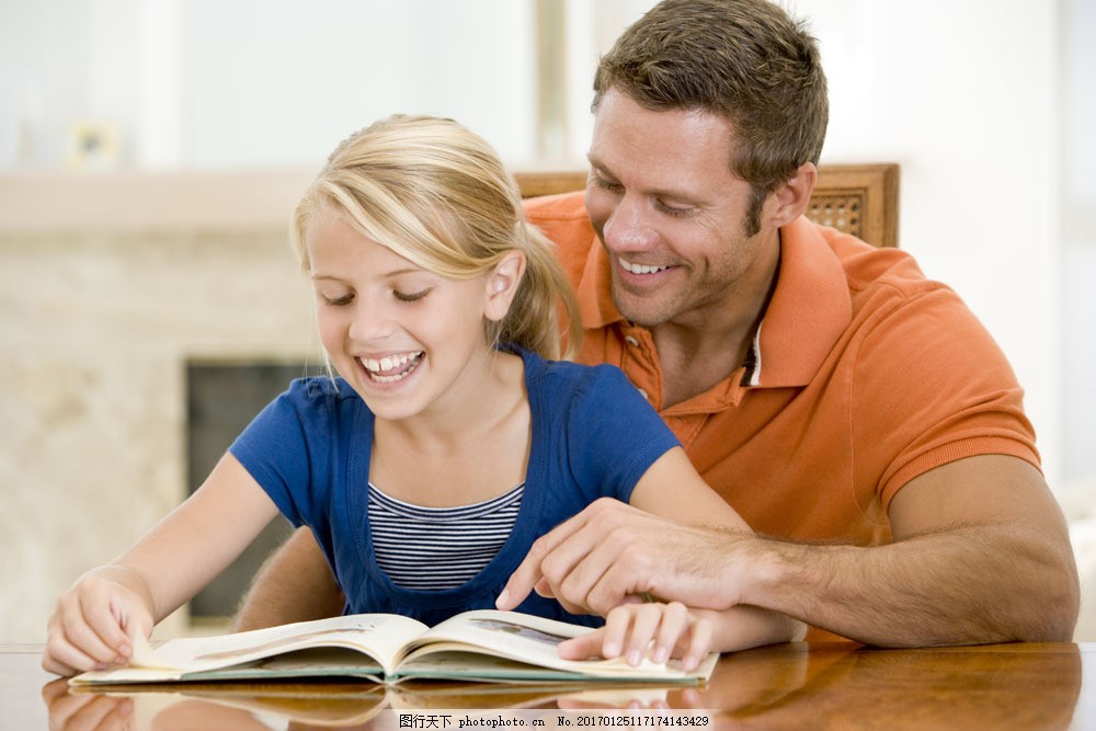 教女儿读书的父亲