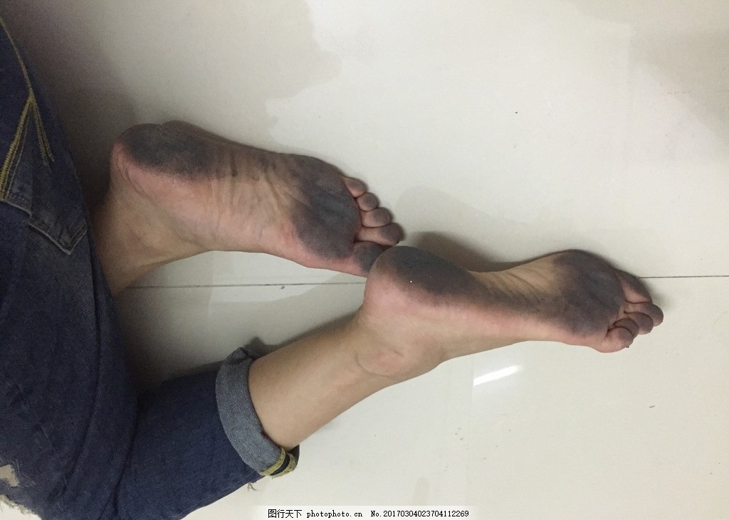 脚底的黑美女图片美女穿群图片